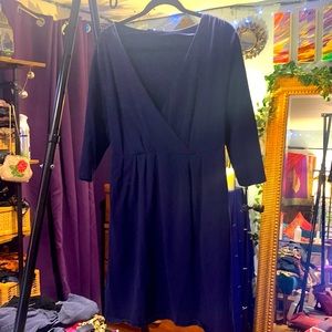 Navy blue comfy dress with POCKETS! 18w, 37 inches from shoulder to hem.